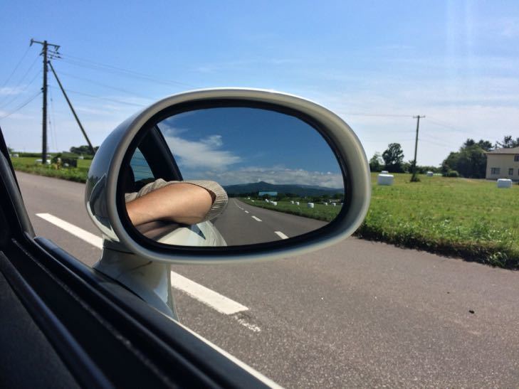 運転中に窓から肘を出す本当の理由